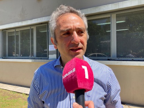 El "Cuervo" Larroque votó en Arturo Seguí: "Esperamos mejorar los resultados de las PASO; por suerte hay más gente votando"