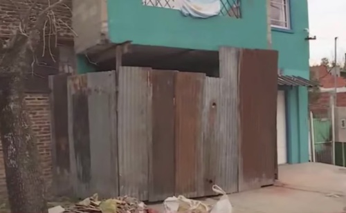 "No se metan que es chorro": un hombre persiguió a un supuesto ladrón, le pegó un tiro en la cabeza y se fugó con su familia