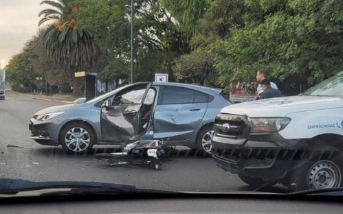 Un hombre resultó herido en un impactante accidente en Camino Centenario y 464