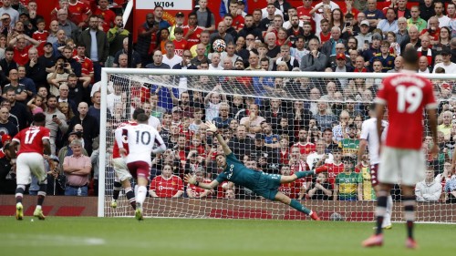 'Dibu' Martínez desafió a Ronaldo a patearle un penal, festejó bailando y Aston Villa le ganó a Manchester United