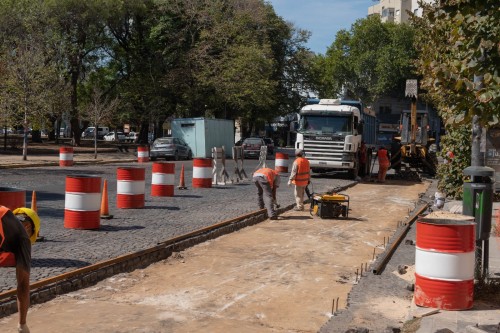 Se despachó el proyecto para avanzar con el asfaltado de calles adoquinadas en La Plata y se calienta el Concejo Deliberante
