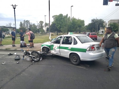 Un motociclista falleció tras impactar contra un taxi en La Plata