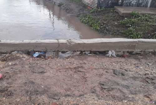 "Es un peligro pasar": vecinos de Los Hornos alertan por las consecuencias del desborde de un arroyo