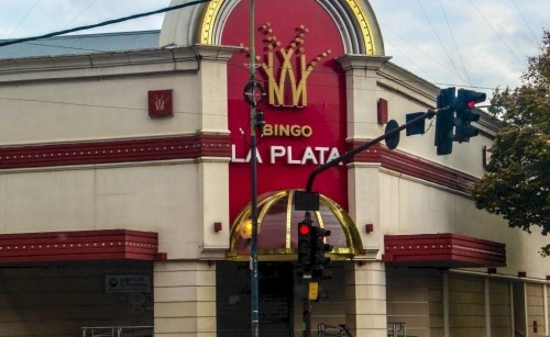 Clausuraron el Bingo de La Plata y desalojaron a todos los usuarios que estaban dentro del lugar