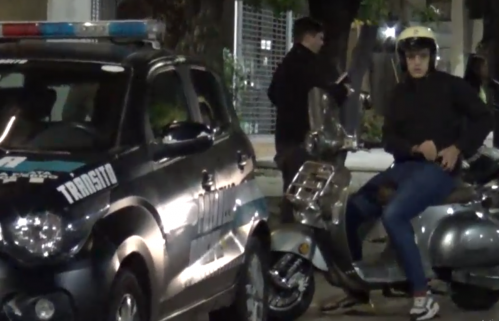 Una moto intentó darse a la fuga en los controles vehiculares en La Plata: terminó siendo detenido