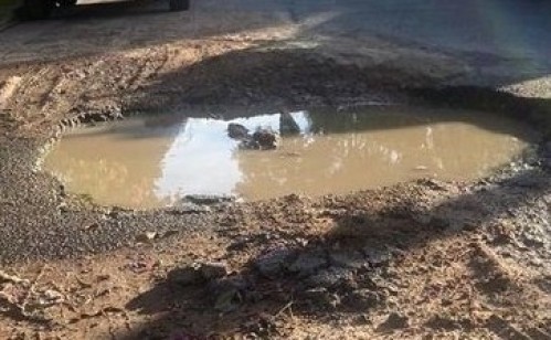 En Los Hornos reclaman por una calle mal asfaltada donde se hizo “una laguna”