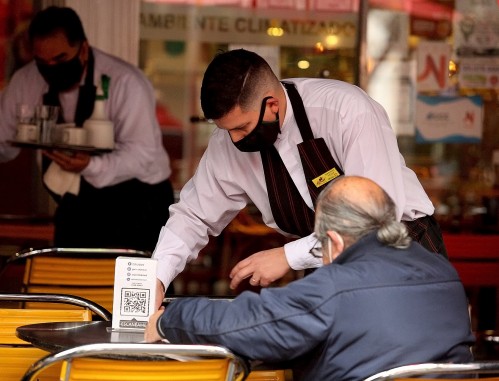 El barbijo dejará de ser obligatorio en los lugares cerrados en Córdoba desde este jueves