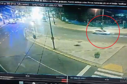 Escapó de la policía en Plaza Moreno, chocó varios autos y lo detuvieron tras una espectacular persecución