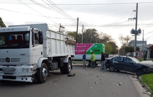 Impactante choque entre un auto y un camión en San Carlos: un conductor debió ser hospitalizado por el grado de sus heridas
