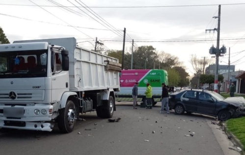 Impactante choque entre un auto y un camión en San Carlos: un conductor debió ser hospitalizado por el grado de sus heridas