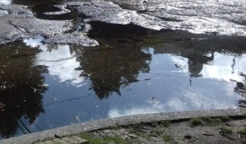 Vecinos de Meridiano V reclaman por una importante pérdida de agua en 70 y 14