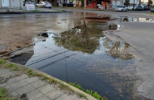 Vecinos de calle 24 y 59 reclaman por una pérdida de agua que ya se transformó en una "laguna"
