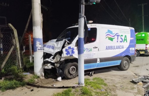 Una ambulancia trasladaba a un niño con su mamá e impactó contra una camioneta en La Plata: no hubo heridos de gravedad