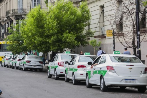 Se colocaron códigos QR en remises y taxis de La Plata para promover el recorrido por la ciudad para turistas y vecinos