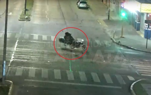 Tremendo choque entre dos motos en La Plata por un conductor que cruzó en rojo