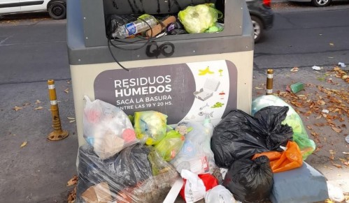Vecinos indignados por la acumulación de basura en pleno centro platense