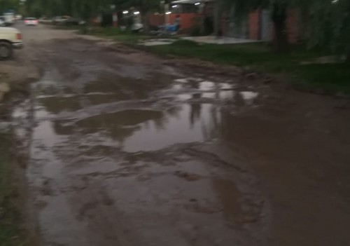 Vecinos de Los Hornos reclamaron por una calle que quedó llena de barro tras las últimas lluvias