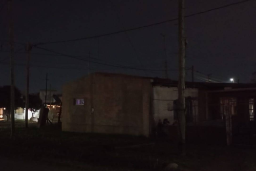 Vecinos reclaman hace más de dos meses por luminarias en La Plata: “Es una boca de lobo”