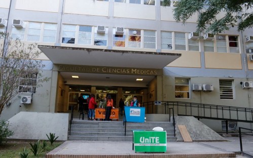 Estudiantes de la Facultad de Medicina de La Plata mostraron su indignación ante otro "bochazo masivo" en una cátedra