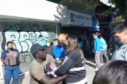 Tensión en el centro de La Plata entre manteros y agentes de Control Urbano durante un operativo