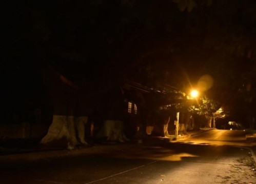 Vecinos de Los Hornos piden por el cambio de las luces “porque se torna peligroso”