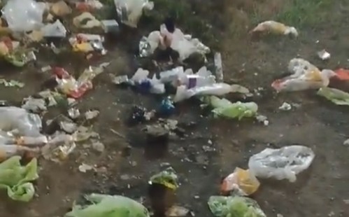 Vecinos de Los Hornos reclaman por una Carnicería que tira los desechos en plena vía pública