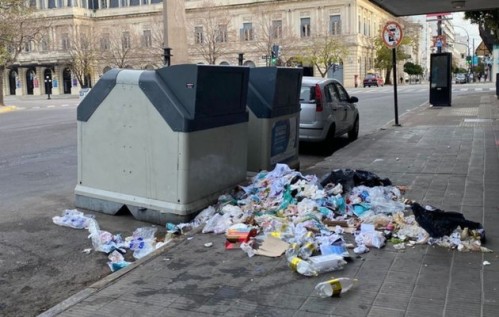 Vecinos reclaman por la basura que rodea a un conteiner 6 entre 51 y Diagonal 80