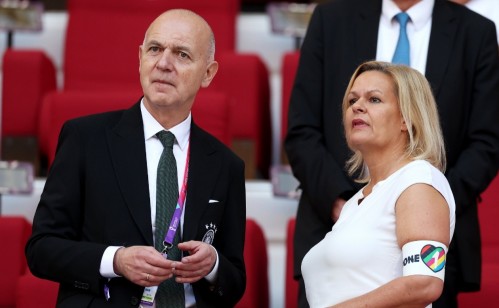 A ella no le sacan tarjeta amarilla: la ministra de Alemania llevó consigo el brazalete prohibido por la FIFA