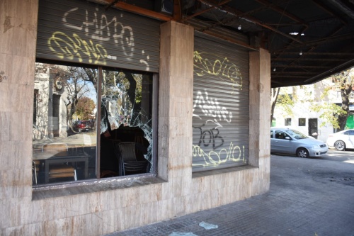 Un delincuente entró a robar a una pizzería de La Plata y dejó "olvidados" celulares, botellas de alcohol y mercadería