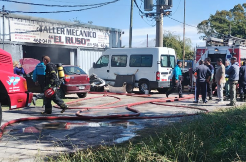 Impresionante incendio en un taller mecánico de Berisso: cuatro dotaciones de bomberos trabajan en el lugar