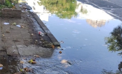 En 38 y 13 hay un caño roto de agua, y los vecinos no tienen presión en sus casas