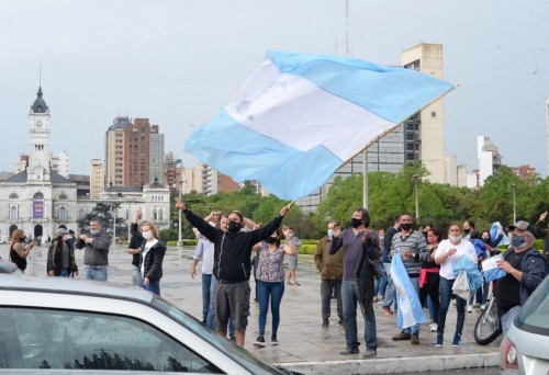 Peronistas platenses se movilizaron en Plaza Moreno por el Día de la Lealtad