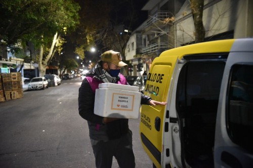 Comida caliente, paradores y armado de un CV: así funciona el Operativo Frío en La Plata para personas en situación de calle