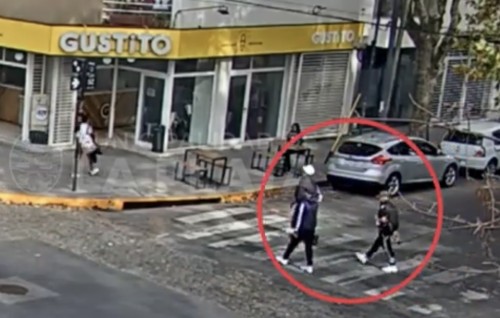 Ataque y robo en una heladería céntrica de La Plata: quedaron filmados y los detuvieron