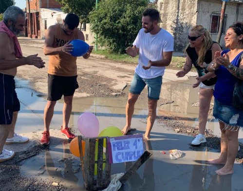 Vecinos de Berisso le festejaron el cumpleaños a un pozo en busca de una solución