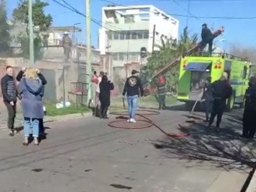 Se incendió una casa en La Plata y llenó de humo todo el barrio