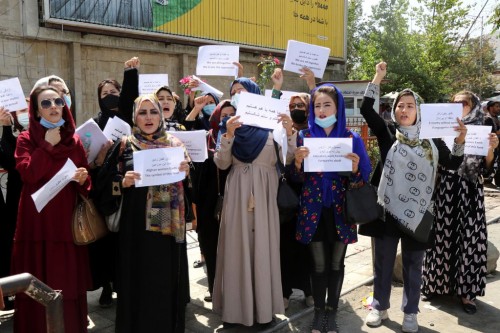 Reprimieron con gases lacrimógenos a una marcha de mujeres en Kabul