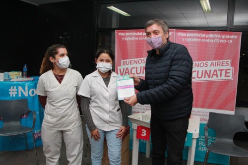 Máximo Kirchner se vacunó contra el COVID-19 en el Estadio Único de La Plata