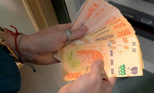 El Gobierno analiza darle un bono de 15 mil pesos a trabajadores del sector privado