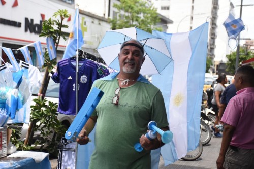 Locura por la Scaloneta en el centro de La Plata: la previa del partido entre Argentina y Polonia se vive a puro color