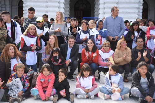Abrazo simbólico en La Plata por la niñez: pidieron más presupuesto y un parador para chicos en situación de calle