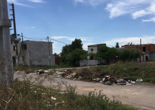 En Los Hornos manifiestan que hace "cuatro días" no se retiran los residuos de la zona