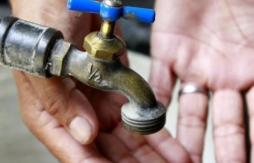 En 60 y 152 se quejaron por la falta de agua desde la semana pasada