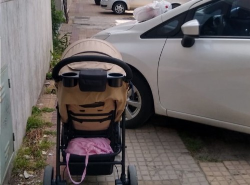 Un auto mal estacionado en 5 y 42 impidió que una mujer pudiera avanzar con el cochecito de su bebé