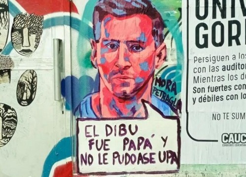 “El dibu fue papa y no le pudoase upa”: la artista plástica que retrata en paredes los éxitos de las redes en La Plata