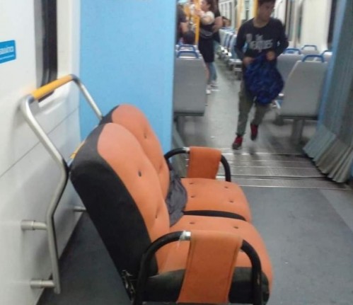 Publicaron la foto de un sillón que viajaba en el tren hacia La Plata y las “alocadas” respuestas que recibió la viralizaron
