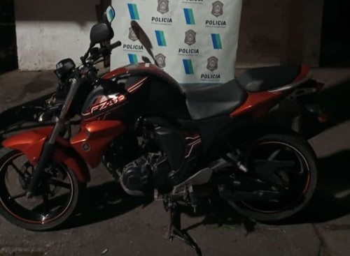 En barrio Hipódromo se robó una moto pero huyó en bici y lo atraparon