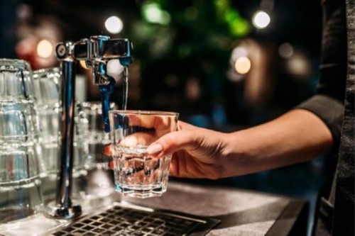 Los bares y boliches deberán ofrecer agua gratis a sus clientes