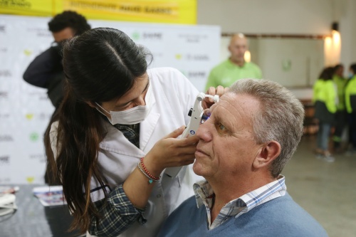 "Más salud en tu barrio", vecinos de Los Hornos pudieron realizarse diferentes chequeos médicos en la cercanía de su hogar