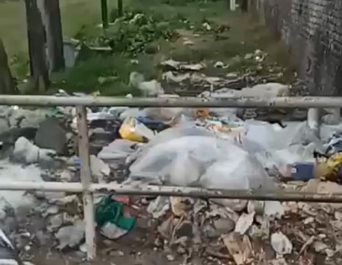 Vecinos reclamaron por basura y "pilas de brasas" arrojadas por "parrillas clandestinas" cerca del Hipódromo de La Plata